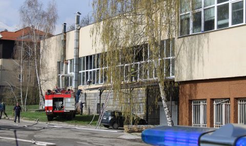 Пламна бившият телефонен завод в Банско - 1
