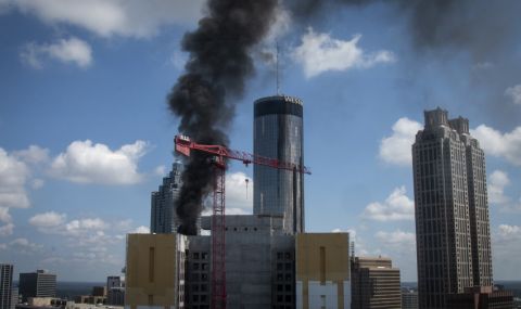 Небостъргач в Атланта се запали  - 1