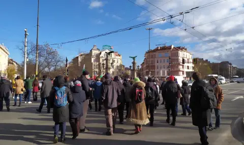 За кратко: Протестиращи срещу демонтажа на МОЧА блокираха Орлов мост - 1