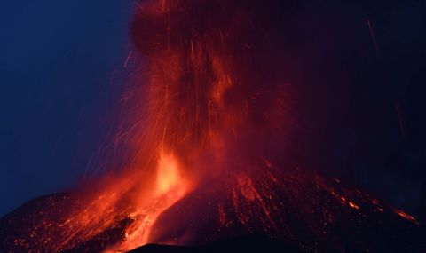 Затвориха летището в Сицилия заради изригване на вулкан - 1