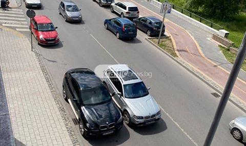 Наглост! Шофьор паркира джипа си в средата на пловдивски булевард (СНИМКИ) - 1