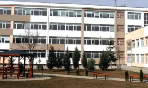 Невиждан протест на учители срещу директор: 47 преподаватели от НГДЕК хвърлиха оставки - 1