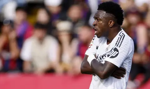 Фен на Барселона подразни звезда на Реал с плажна топка - 1