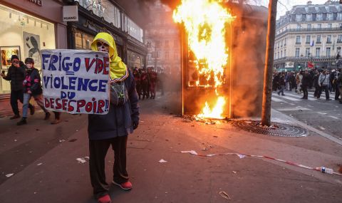 Протестиращи подпалиха кметството на Бордо - 1