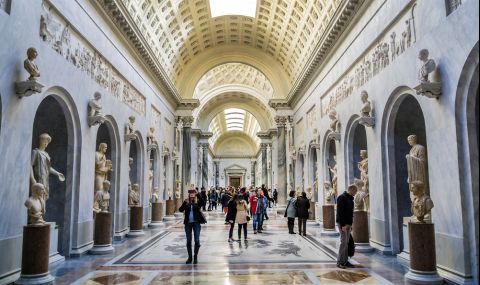 Американец изпочупи скулптури във Ватикана (ВИДЕО) - 1