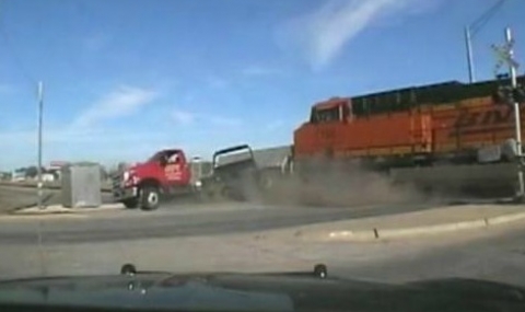 Влак помете авариен камион в Канзас (видео) - 1