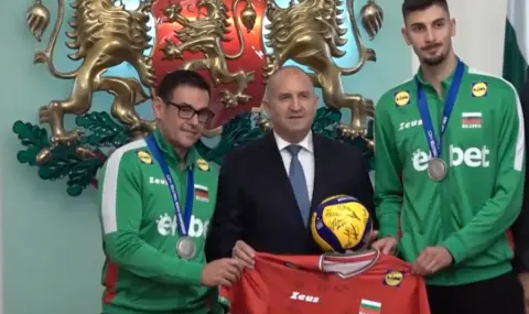 Президентът награди героите на България, те го изненадаха с подаръци - 1