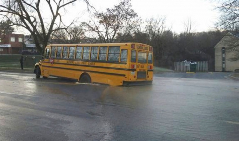 Училищен автобус пропадна в дупка - 1