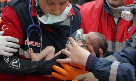 Бебе оцеля два дни след труса в Турция снимка #0