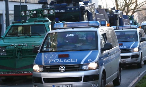 1700 полицаи охраняват протестите в Кьолн - 1