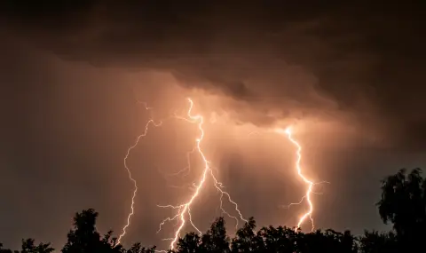 Засякоха най-дългата светкавица в историята с дължина 829 км  - 1