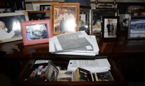 "От съображения за предпазливост": Свалиха снимка на Тръмп с жени от случая "Епстийн", после я върнаха