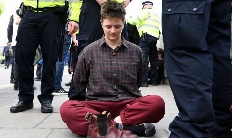 Арестуваха близо 300 екоактивисти в Лондон - 1