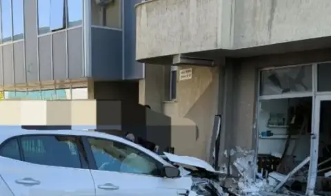 Кола се вряза във фризьорски салон до метростанция в София - 1