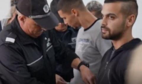 Задържаните от Куклен: Полицаите ни караха да ближем вода от пода - 1