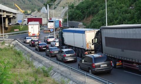 Интензивен трафик на товарни автомобили на ГКПП „Кулата“ и „Лесово“ - 1
