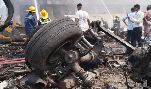 Самолетната катастрофа в индийския град Ахмедабад: Според полицията няма оцелели на борда - 1