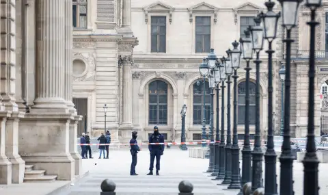 Макрон осъди дръзката кражба на ценни бижута от Лувъра - 1