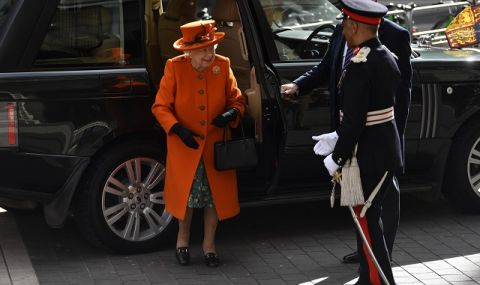 Сред народа! Британската кралица посети нова линия на лондонското метро - 1