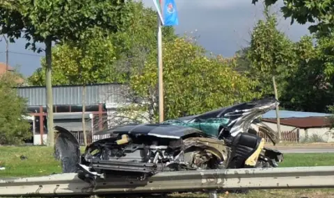 Кола се разцепи на две след удар в дърво в София, има загинал - 1