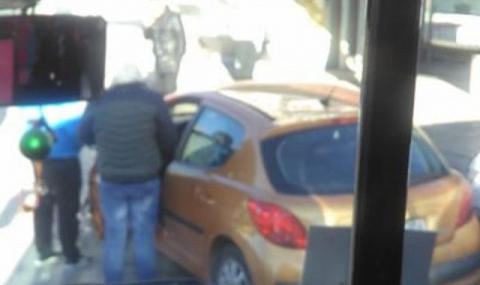 Шофьорка помете няколко коли в Пловдив, бременна е в болница - 1