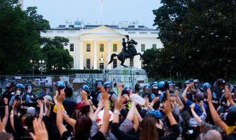 Демонстранти се опитаха да свалят статуя пред Белия дом - 1