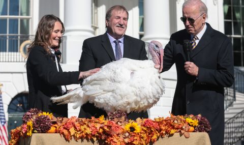 Байдън спази традицията и помилва две пуйки, предназначени за трапезата за Деня на благодарността - 1