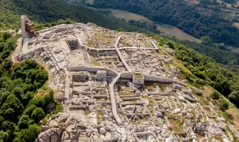 Важно откритие: Археолози се натъкнаха на над 10 саркофага от V-VI век на Перперикон - 1