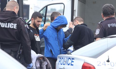 Хванаха камион със 70 нелегални мигранти на „Тракия” - 1