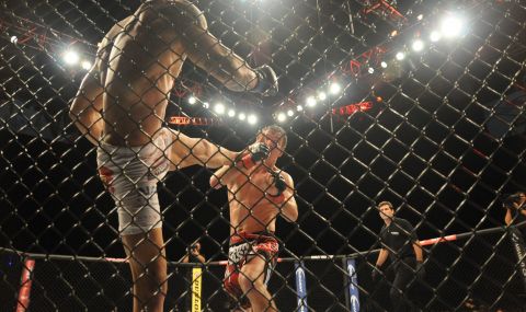 MMA боец нокаутира опонент със счупения си крак (ВИДЕО) - 1