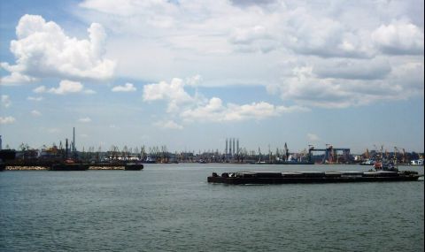 Шлеп с 1500 тона въглища от Русия е потънал на румънското пристанище Констанца - 1