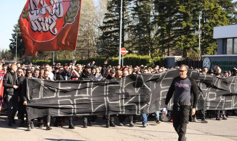 Агитката на ЦСКА тръгна на протестно шествие от БФС към стадион „Славия“ (СНИМКИ) - 1
