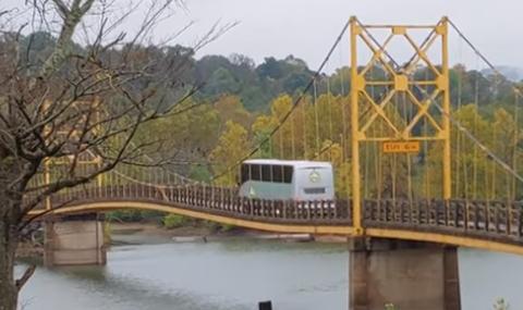 70-годишен мост се огъна под тежестта на автобус, но издържа - 1