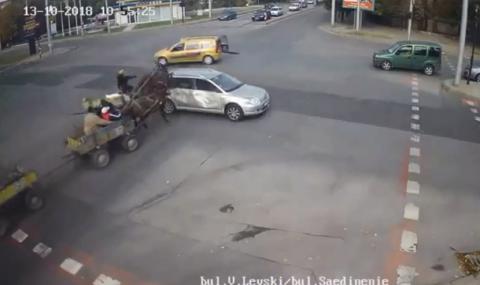 Катастрофа в Хасково, три каруци се разбиха в кола (ВИДЕО) - 1