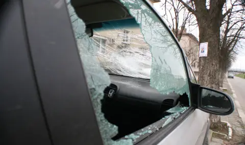 Инцидент в София: Мазилка от изолация на мост падна върху две коли  - 1