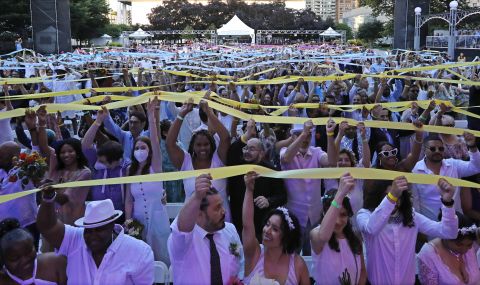 500 двойки отпразнуваха брака си на масова сватба в Ню Йорк - 1