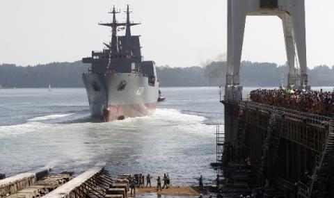 Военен кораб прибира хиляди от брега на Австралия - 1