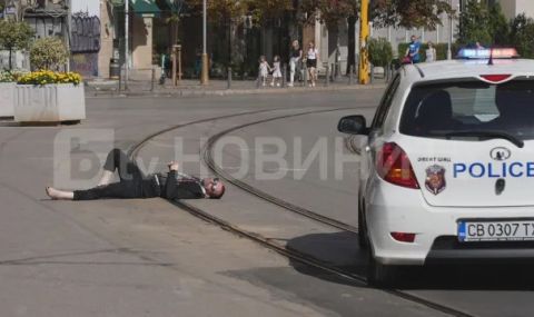 Мъж легна на трамвайните релси в центъра на София - 1