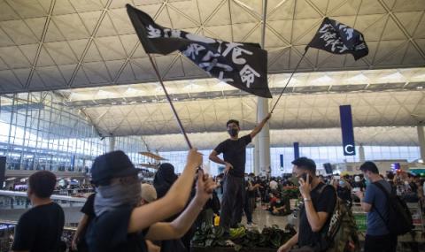 Протести на летището в Хонконг - 1