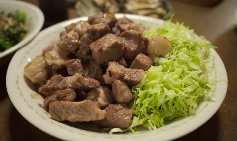 Рецепта за вечеря: Лесни свински хапки с лук - 1