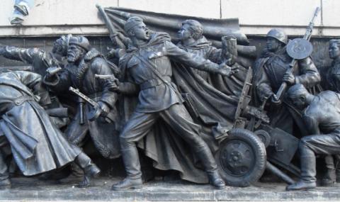 Българските &quot;Нощни вълци&quot; почистили паметника на Съветската армия - 1