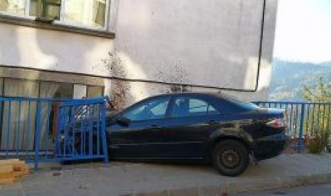 23-годишна разби колата си в къща в Смолян - 1