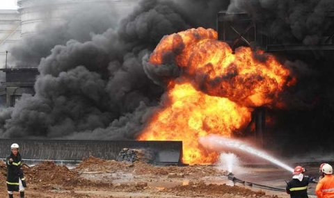 Петролен танкер избухна в Китай - 1