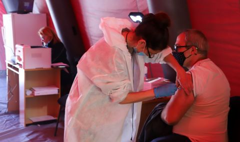 Продължава ваксинацията срещу COVID-19 в изнесени кабинети в София - 1