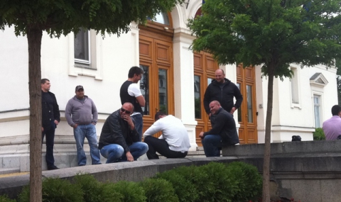 Депутати от Атака нападнаха журналист - 1