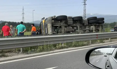 Обърнат самосвал затруднява движението по Околовръстното в София - 1