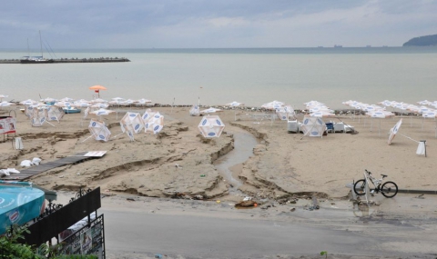 Забраниха къпането на Офицерския плаж във Варна - 1