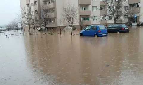 Потоп в Крумовградско: Придошла река скъса мост и наводни пътища, ниви и помпени станции ВИДЕA+СНИМКИ