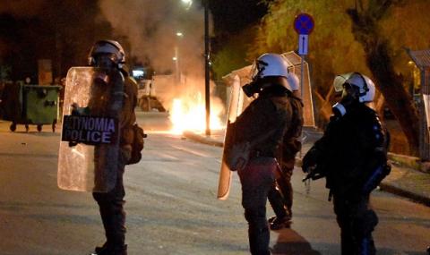 Напрежение! Гръцката полиция използва сълзотворен газ срещу мигрантите - 1