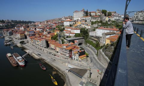 Португалия смекчава мерките - 1